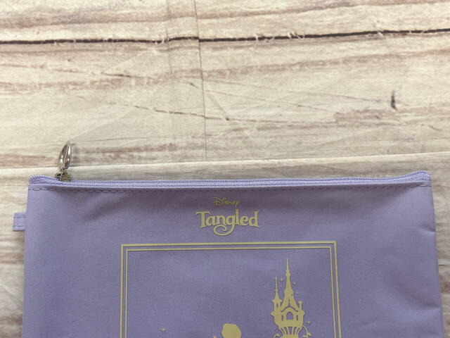 ファスナーはポーチと同カラーのアイボリー