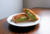 中には抹茶クリームとミルククリームがぎっしり!