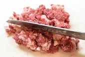 包丁でミンチ状にしていく