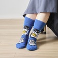 【Suicaのペンギン】「Suicaのペンギン 裏起毛ルームソックス（温泉）」990円／温泉であたたまったSuicaのペンギンと子ペンギンが描かれた楽しいデザイン