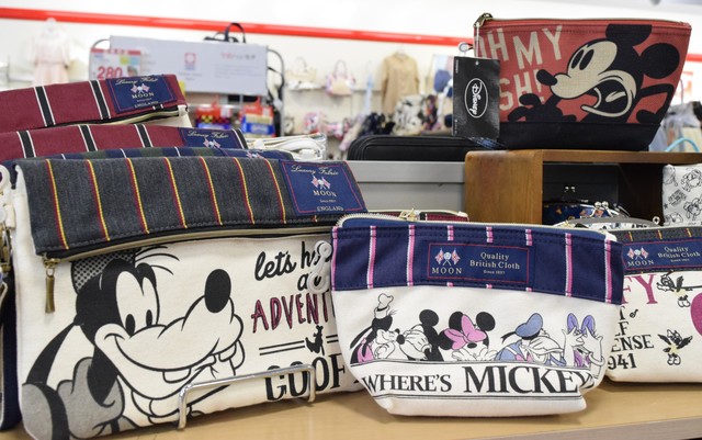 お手頃価格の大人可愛いポーチやバッグがいっぱい