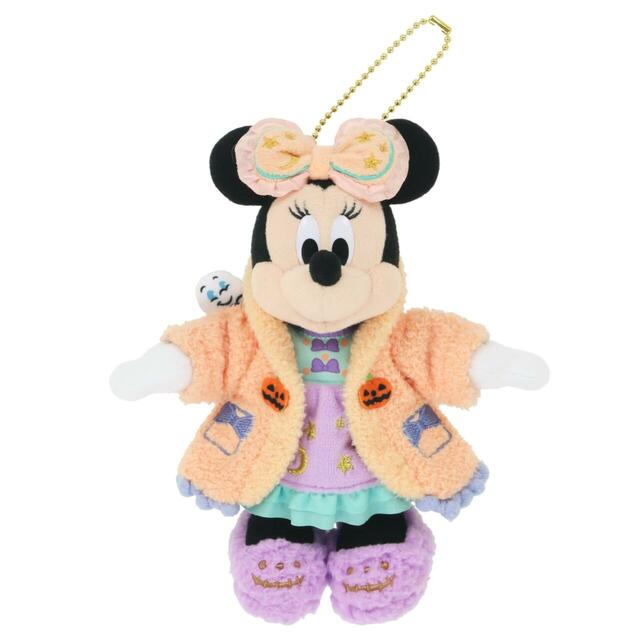 ぬいぐるみバッジ 2,800円|妖しげなパークへ足を踏み入れてしまったディズニーの仲間たちを描いたグッズ|東京ディズニーリゾート「ディズニー・ハロウィーン」|販売店舗:東京ディズニーランド「ディズニー&カンパニー」、東京ディズニーシー「エンポーリオ」|発売日:2026年9月15日(火)