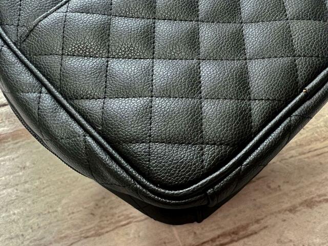 【nanakoななこがさらに本気で作った leur charme COSME POUCH BOOK BLACK】シボ感のあるレザー調の生地がリッチ♪