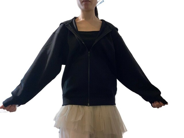 【ユニクロ　ドライスウェットリラックスパーカ】ファスナーを少し開けると抜け感が出ます