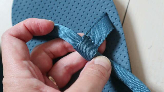 【mont-bell ソックオンサンダル】ポリエステル製の1本の鼻緒でしっかり足に固定できます