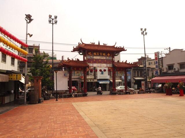 【台湾食べ歩きの旅 #16】善化慶安宮前の広場は広く、両脇には食堂もちらほら。昼間は子供がキックボードで遊び、夜は参拝や食事に来る人もいる