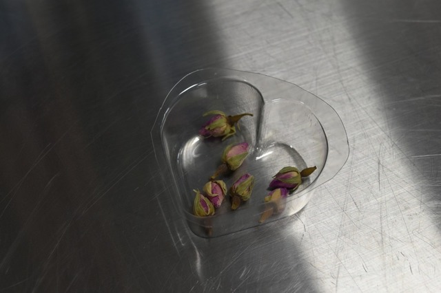 バスボムには小さなバラの蕾を散らします