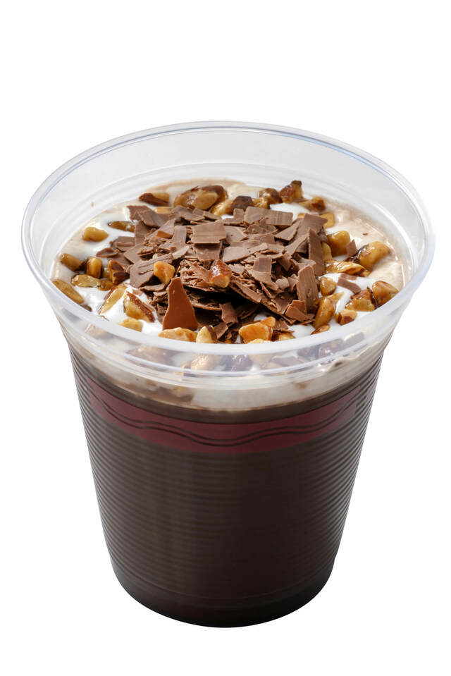 ホットカクテル（アマレット、ココア、ナッツ） 830円｜販売店舗：東京ディズニーランド「トルバドールタバン」｜ディズニー・パルパルーザ「ヴァネロペのスウィーツ・ポップ・ワールド」スペシャルメニュー