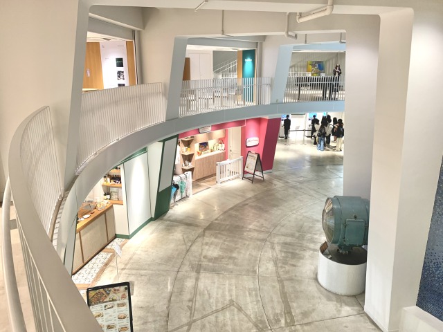 館内にはハワイのローカルフードが味わえる〈Eggs 'n Things〉も