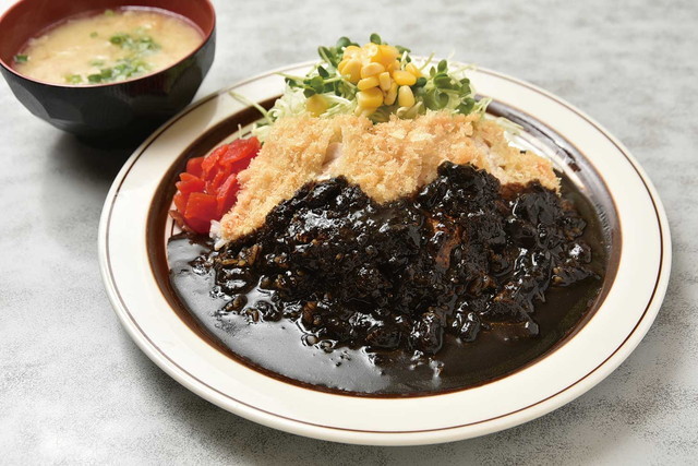 キッチンABC西池袋店 チキンカツカレー（味噌汁付） 700円（14：30以降は730円） サックリと揚げられたチキンカツと黒カレーの組み合わせ。