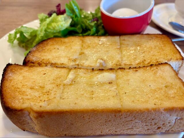 【さかい珈琲　スペシャルトーストセット】分厚いトーストにバターがジュワッと染み込んでいて見るからに美味しそう