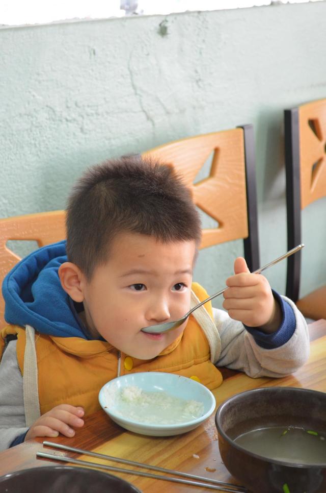 釜山っ子は小さなときからテジクッパを食べている
