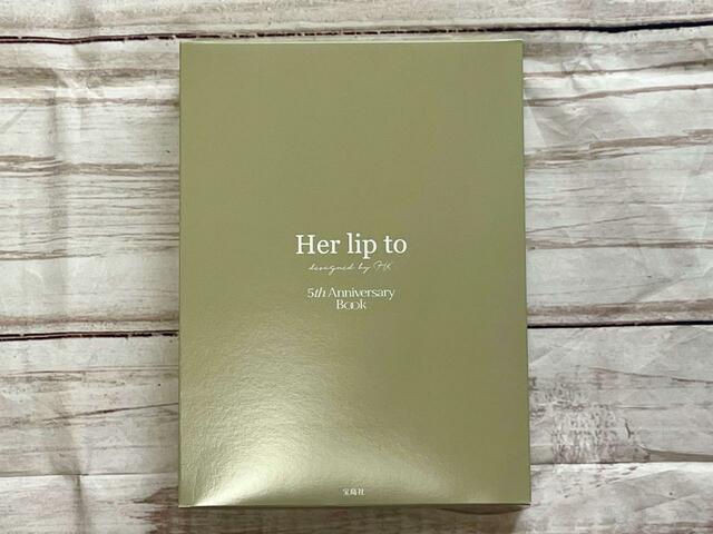 ボックスもHer lip toらしいニュアンスカラーのグリーン！『Her lip to 5th Anniversary Book One Handle Bag ver.Her lip to』小嶋陽菜完全監修「ハーリップトゥ」One Handle Bag（ワンハンドルバッグ）価格：3,289円（税込）