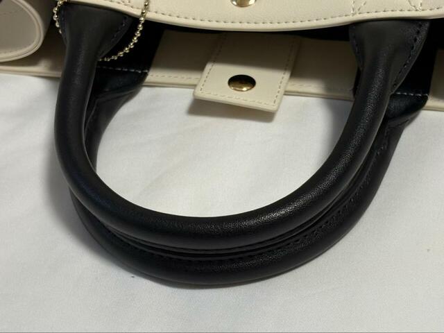 【ロペピクニック×ハローキティ アクリルチャーム付きトートバッグ】持ち手は合成皮革。しっかりしつつも柔らかい生地なので持ちやすいです◎