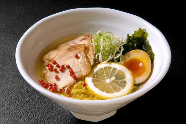 「【札幌ラーメン武蔵】冷製はまぐり出汁の塩らーめん」<価格:税込1,375円>【【福岡】ひんや〜りしたい人集まれ!「生メロンソフトクリーム」や「冷たいラーメン」で涼しむ『夏の北海道展』開催!】