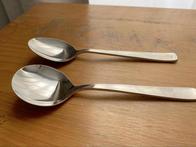 【Standard Products 新潟燕 ライラックスープスプーン】デザートスプーンと比べると、すくう部分の面積が違います
