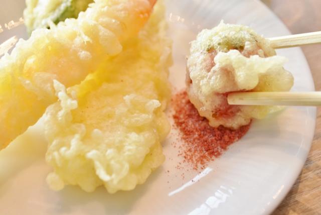 いちご天にいちご塩をつけてパクッ！