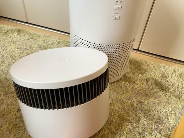 【アイリスオーヤマ 加湿空気清浄機】円柱型のデザインで、ホワイトとグレーから選べます