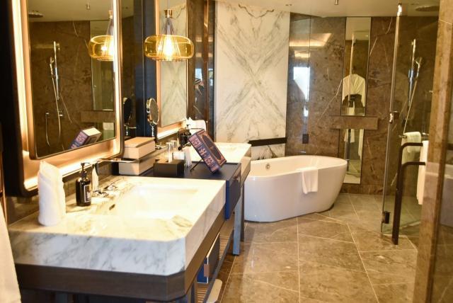 バスルームには、BULK HOMME（バルクオム）プロデュースのオリジナルバスアメニティ / タオル / ヘアドライヤー / バスソルト / 体重計 / スキンケアセット(クレンジング、洗顔、化粧水、乳液)を完備