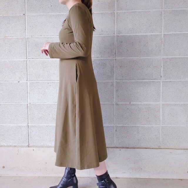 【UNIQLO コットンブレンドフレアワンピース（長袖）】気になるおしりのラインも女性らしいパターンでカバー