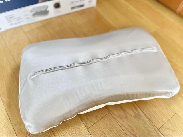 【ニトリ　高さ10ヵ所調整できるまくら(そば)】裏面はつるつるした素材