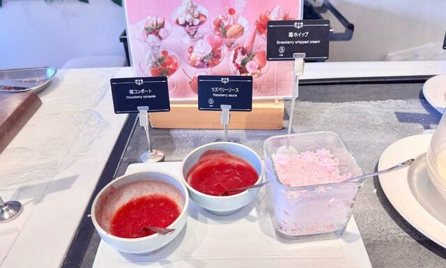 【レストラン グランサンク ストロベリーパルフェ工房】いちごホイップやコンポート