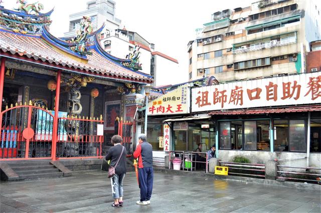 左手が清水巖祖師廟、その右隣が大衆酒場「沙茶牛肉大王」