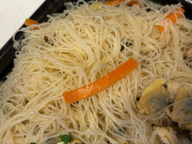 【ロピア 台湾風もり盛りあさりビーフン】千切りされている人参が食べやすい♪