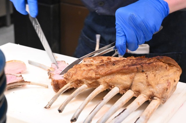 【Weekend Brunch Buffet】大きなお肉を豪快に切り分けてもらえる