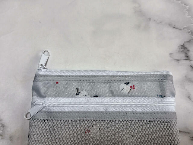 Wファスナーで２層式なので便利！