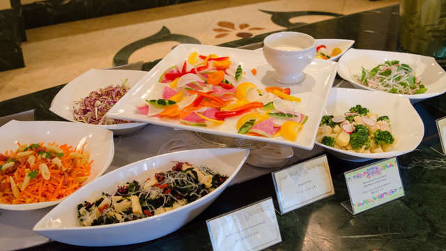 2016年“ディズニー・イースター”ランチブッフェ／ディナーブッフェ｜東京ディズニーランドホテル「シャーウッドガーデン・レストラン」