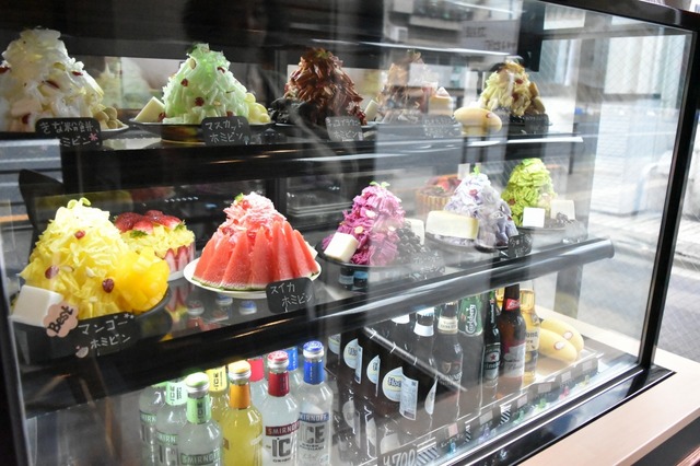 ショーケースにはサンプルがズラリ