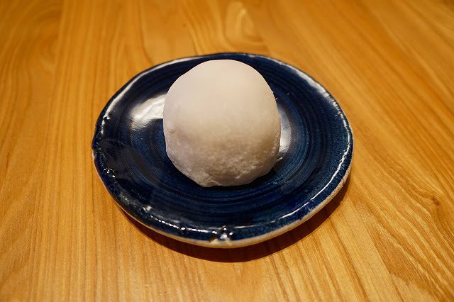 大粒なとちおとめにさっぱりしたこしあん。お餅の重量感もあり。　銀座あけぼの（銀座）　いちご大福　280円