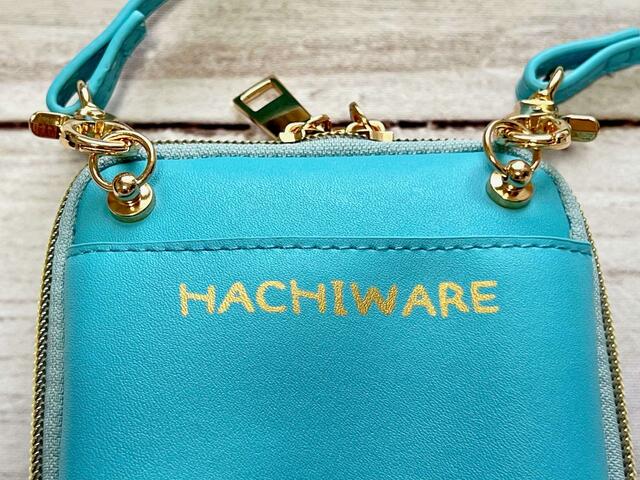 【ファッションセンターしまむら】「ちいかわ」レディース　ショルダーバッグ（ハチワレ）バックにはゴールドの「HACHIWARE」のロゴが♡