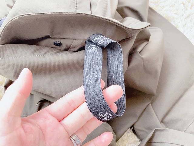 【ワークマン ソロテックス使用バズライトストレッチカーゴパンツ】ハンガーにかける紐も付いています