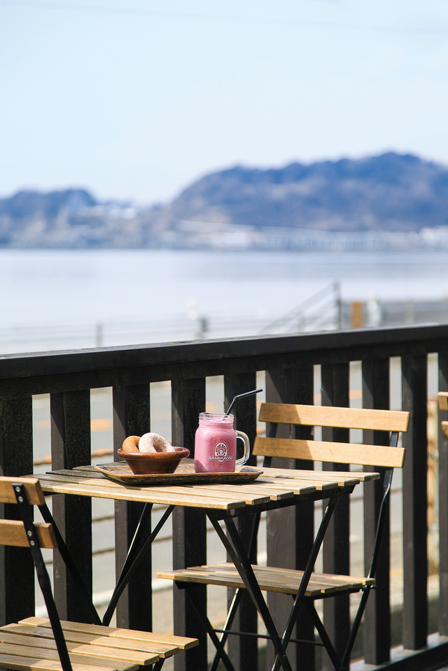 HOA CAFE｜材木座海岸は逗子にも近く、マリンスポーツのメッカとして南国気分に浸れる。