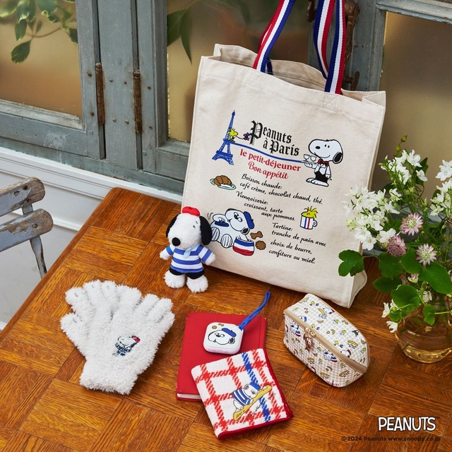 【PEANUTS×Afternoon Tea「PEANUTS in Paris」】ユビデル(スヌーピー) ¥2,970、マチありトートバッグ ¥4,400、ヌイグルミチャーム ¥3,300、エコハンドウォーマーミニ ¥3,300、ミニタオル ¥990、トレーポーチ ¥2,750