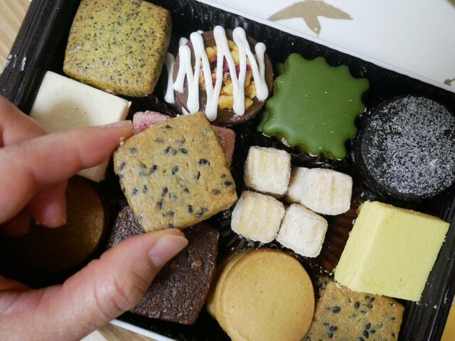 「パティスリー栞杏1928(リアン)」クッキー缶 夏の夜 ごま