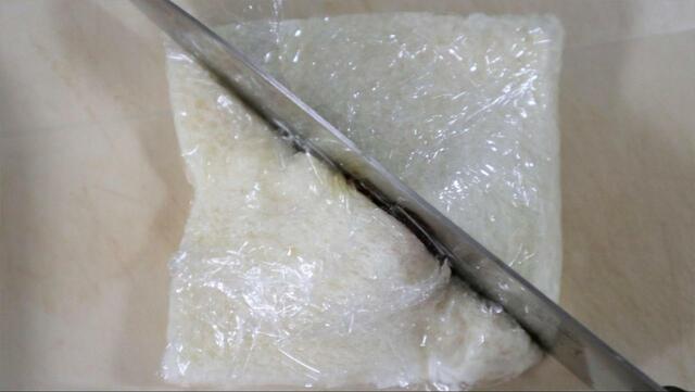 【トップバリュ サンドイッチ用食パン×ギリシャヨーグルト】ラップの上から切る