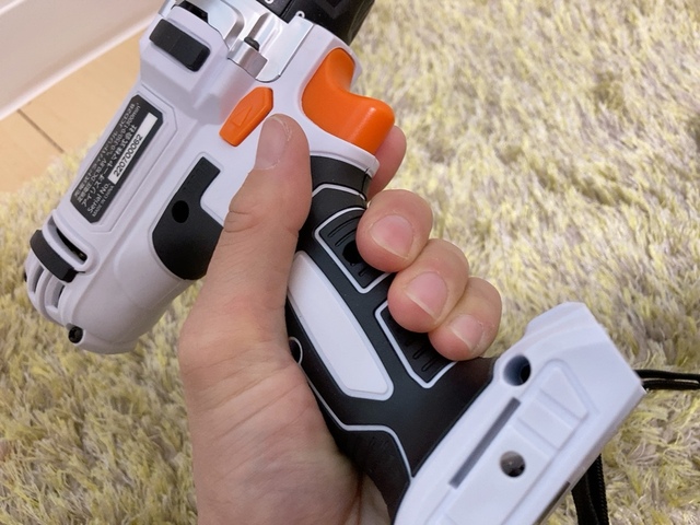 【アイリスオーヤマ 充電式ドライバドリル JCD28-C】直径35mmのグリップは女性の手にもフィット