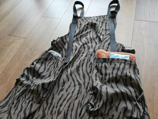 【coen C.Mt エプロンワンピース】厚手のハンカチタオル、ポケットティッシュ、スマートフォンが入りました！小銭入れなども入りそう