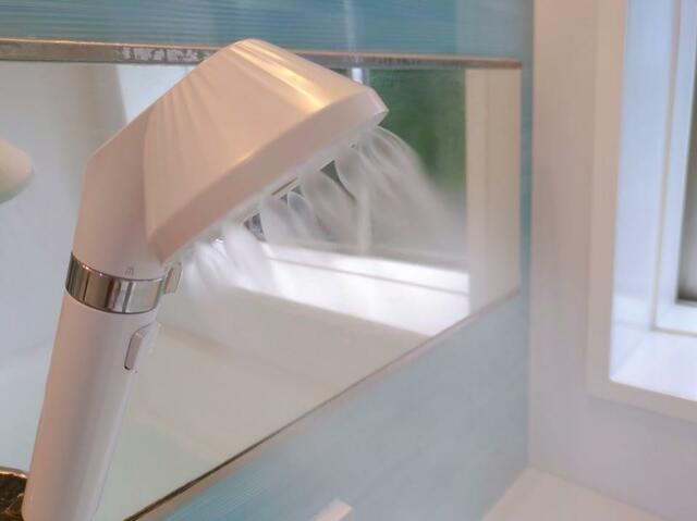 【アイリスオーヤマ  MiCOLA ウルトラファインバブル クレンジングシャワーヘッド】 ミストクレンズモードの水流。顔など刺激を避けたい部分におすすめ