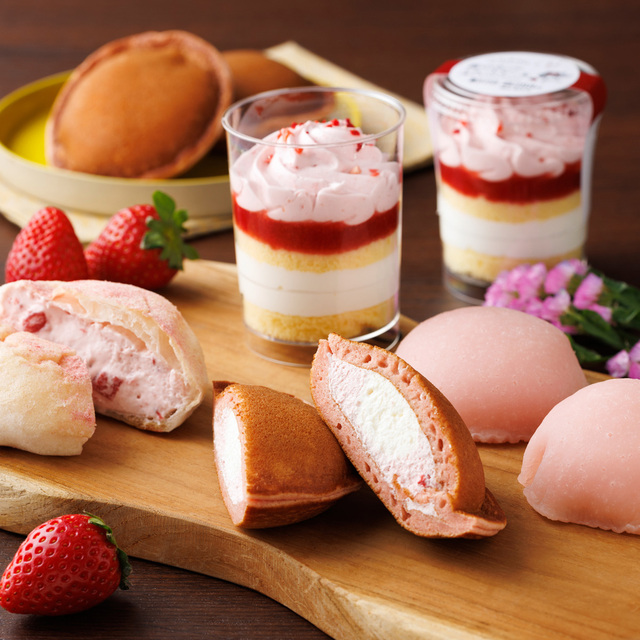 「Uchi Café×ICHIBIKO ホボクリム　‐ほぼほぼクリームのシュー（いちご）‐」税込235円、「Uchi Café×ICHIBIKO　どらもっち　苺＆ホワイトチョコ」　税込225円、「Uchi Café×ICHIBIKO　もちもち苺ケーキ大福（苺＆ホワイトチョコ）」　 税込289円、「Uchi Café×ICHIBIKO　苺のカップショートケーキ（苺＆ホワイトチョコ）」　税込311円【ICHIBIKO×ローソン】