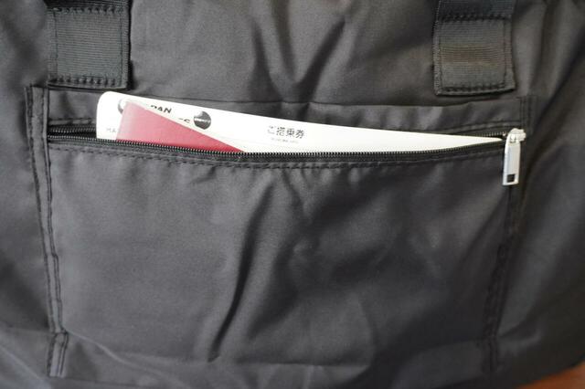 チケットやパスポートが入るバックポケット