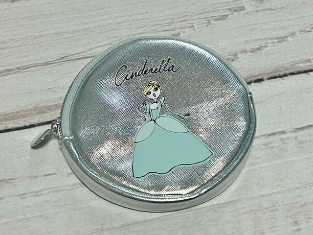 メタリックシルバーがおしゃれなポーチ