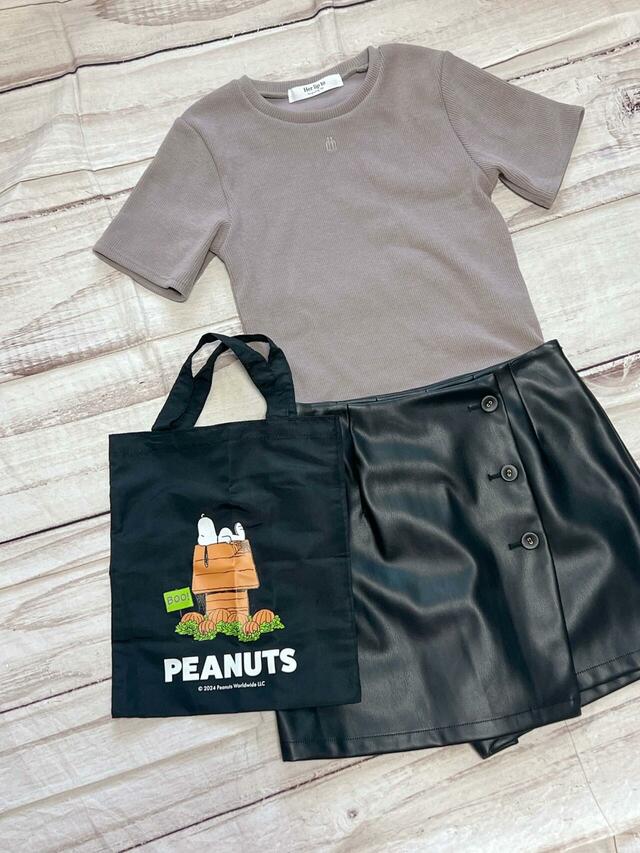 レザースコートとローズベージュのTシャツに合わせてみました♪