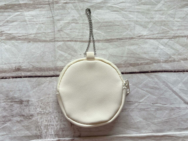 バックは装飾がないシンプルなデザイン