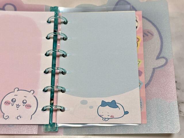 眠っているハチワレもキュート。どんな夢を見ているのかな？