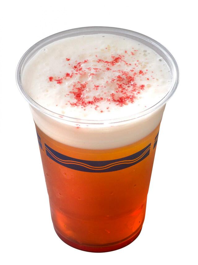 ビアカクテル（クランベリーシロップ） 780円｜「ディズニー・ハロウィーン」スペシャルメニュー｜東京ディズニーリゾート40周年“ドリームゴーラウンド”｜販売店舗：東京ディズニーシー「バーナクル・ビルズ」｜発売日：2023年9月1日（木）