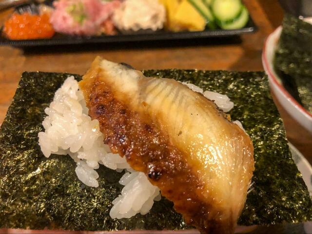 【スシロー　手巻きセット】うなぎ載せ手巻き寿司は醤油がなくてもしっかりした味が付いているのでこのまま食べられちゃいます。